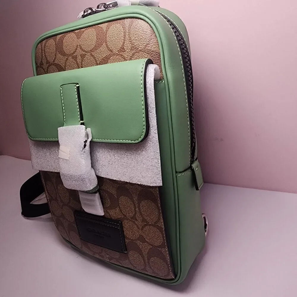 Coach track pack
